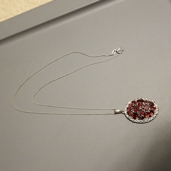 Beautiful sterling silver pendant on a sterling silver chain - Picture 3 of 5